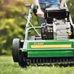 Een persoon die een verticuteermachine gebruikt op een gazon in de lente